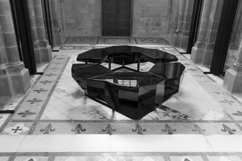 S.piral en L.évitation — black lacquered wooden consoles, Palatine Chapel