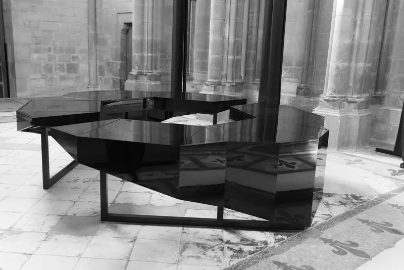 S.piral en L.évitation — black lacquered wooden consoles, Palatine Chapel